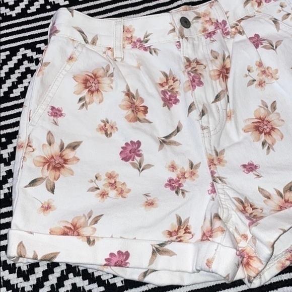 American Eagle High Rise Floral Cuff Jean Shorts - Picture 4 of 11